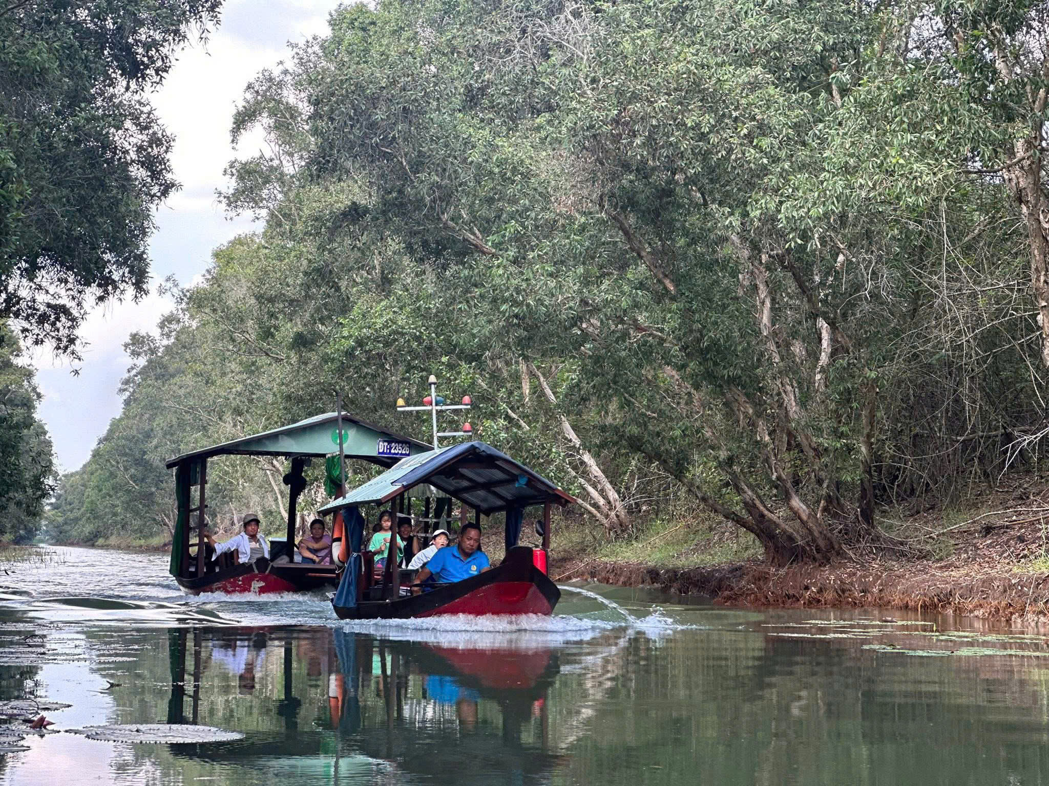 Thuyền kéo tuyến Cà Na
